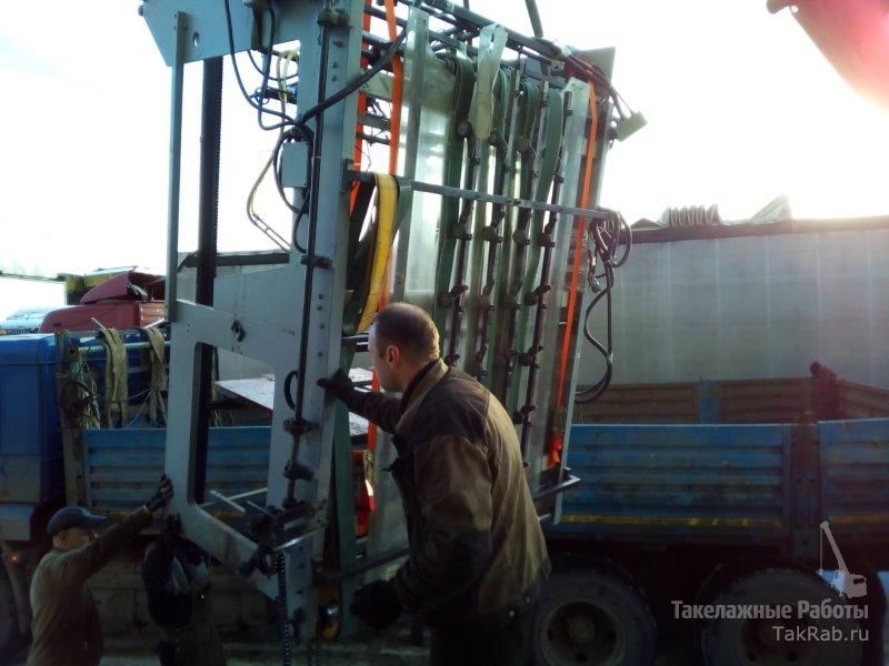 Выгрузка и занос в помещение кашировальной машины.